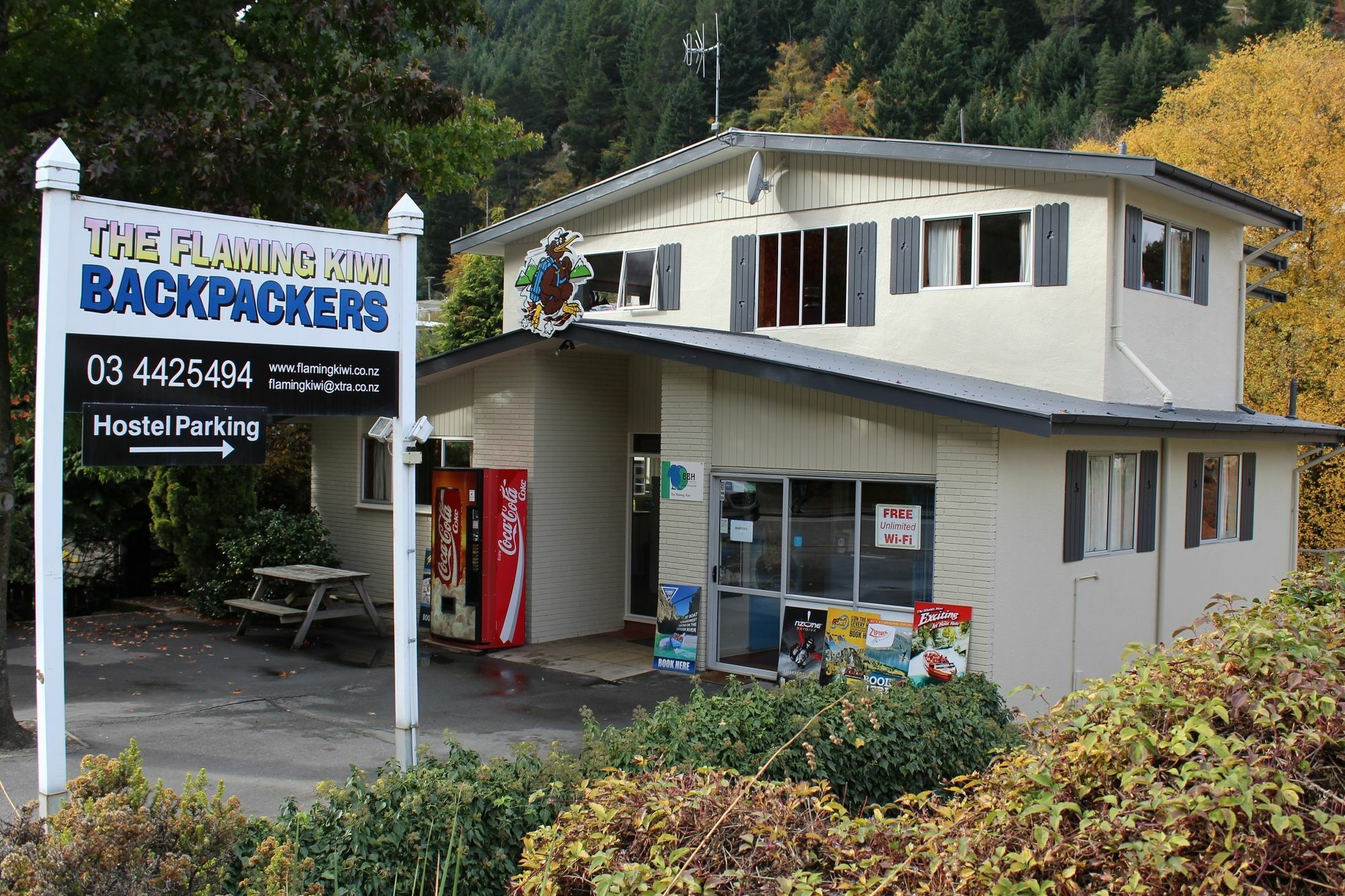 The Flaming Kiwi Backpackers Hostel Queenstown Exterior photo